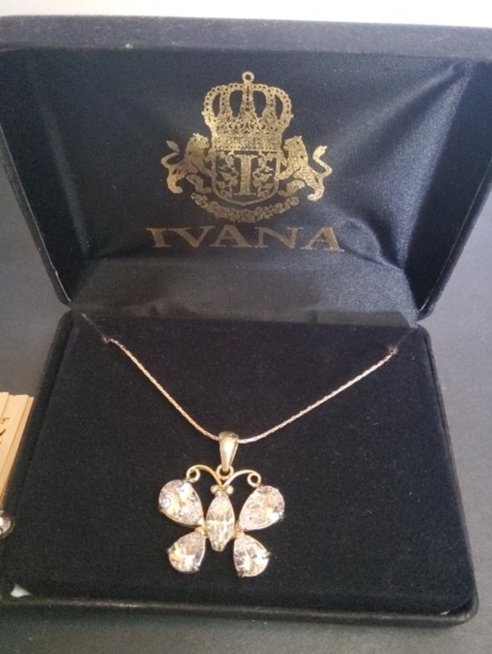 Bling Bundle IVANA butterfly necklace 7 pieces. - Picture 9 of 12